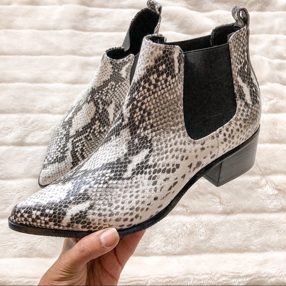 Blondo Emelia Snakeskin Print Waterproof Leather Ankle Boots Black White Size 8 - Picture 12 of 12